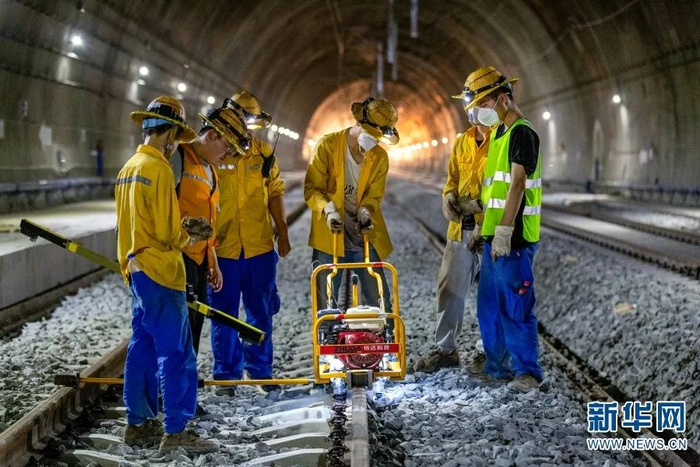 中老铁路勐松二号隧道内，铁路建设者在进行精调作业（摄于10月27日）。李浩 摄