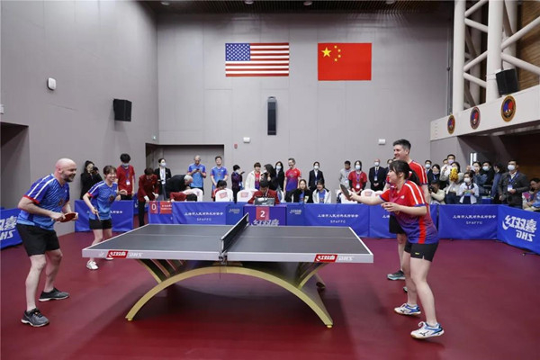 图说：欧君廷与队友在上海纪念中美“乒乓外交”友谊赛中。上海友协供图