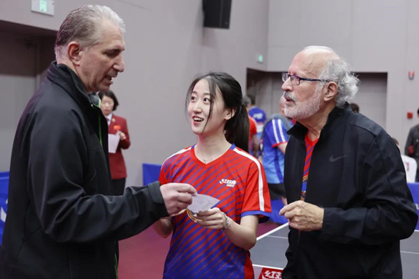 图说：庄佳贺（中）与美国队友在上海中美乒乓友谊赛上。上海友协供图