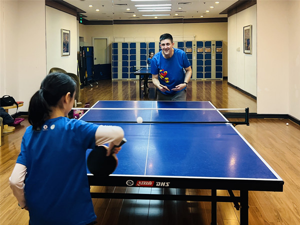 图片说明：欧君廷与女儿练球。采访对象供图