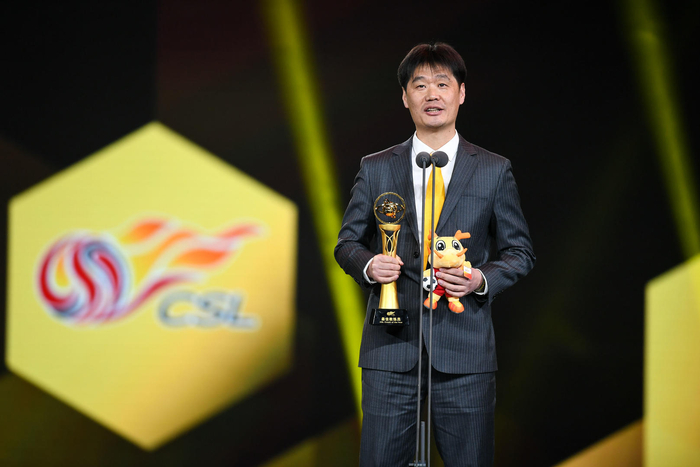 2019年12月7日，2019中超联赛年度颁奖典礼。这也是李霄鹏连续两年拿到最佳教练员奖。图为李霄鹏获奖场面。 图据视觉中国