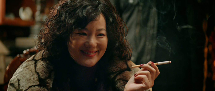 《古董局中局》预告片截图。咏梅饰演江湖人沈爷。