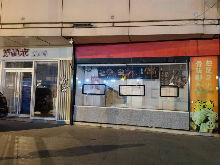 沿街撤店食品商铺。&nbsp; 苗诗雨 摄