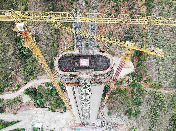 　　图②为中老铁路元江特大桥主墩封顶施工场景。 李国斌 摄