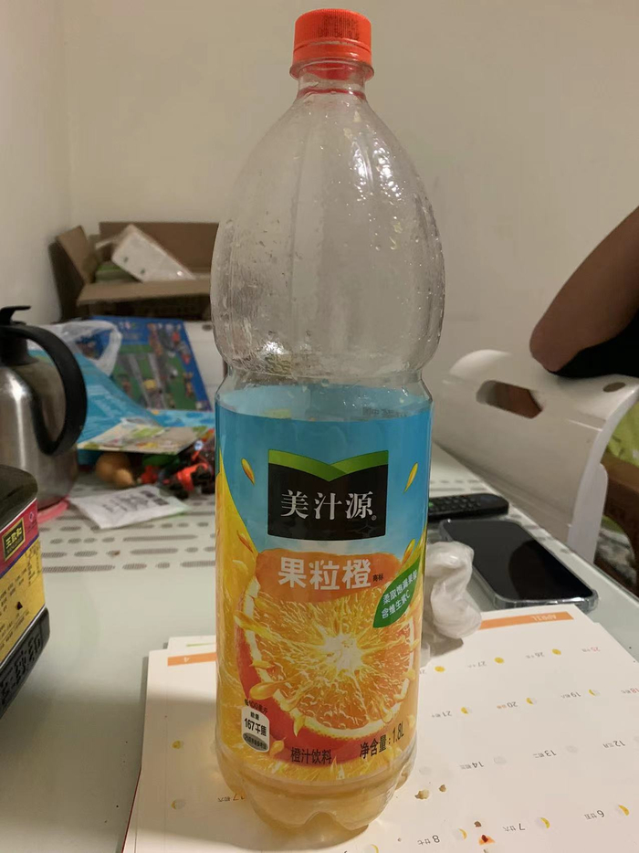 ▲喝出异物的1.8L包装果粒橙。受访者供图