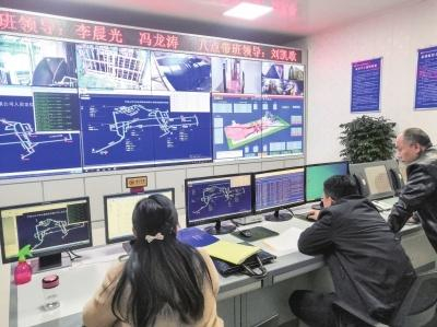 检查领导带班入井郭峰摄