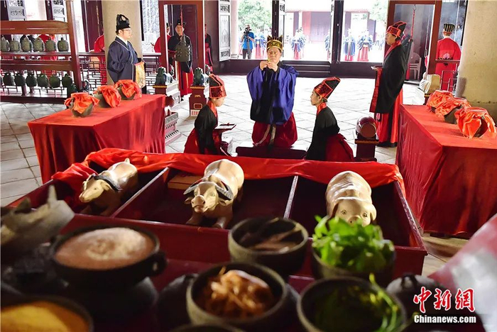 2021年10月，海峡两岸各界在福州循古礼联合祭孔。中新社记者 张斌 摄