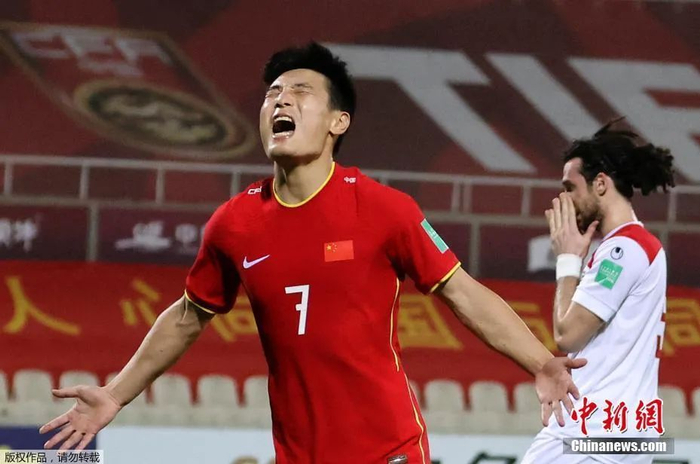 北京时间6月16日凌晨2：00进行的世预赛40强赛末轮比赛中，凭借武磊一传一射以及张稀哲、张玉宁的进球，国足3：1战胜叙利亚，以4连胜成功晋级12强赛阶段。图为武磊庆祝进球。