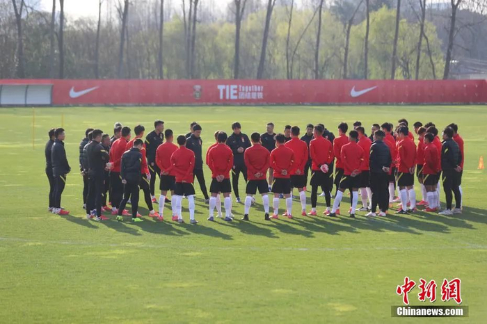 资料图：40强赛下半程开始前，李铁率队在国内集训。张亨伟 摄