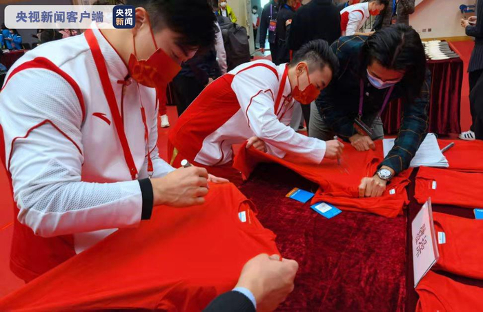 △运动员在体育馆内签名，签名礼物将赠送给现场观众。