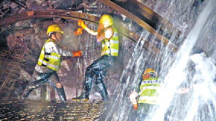 施工人员“浴水”在景寨隧道掌子面立拱架。于春光摄