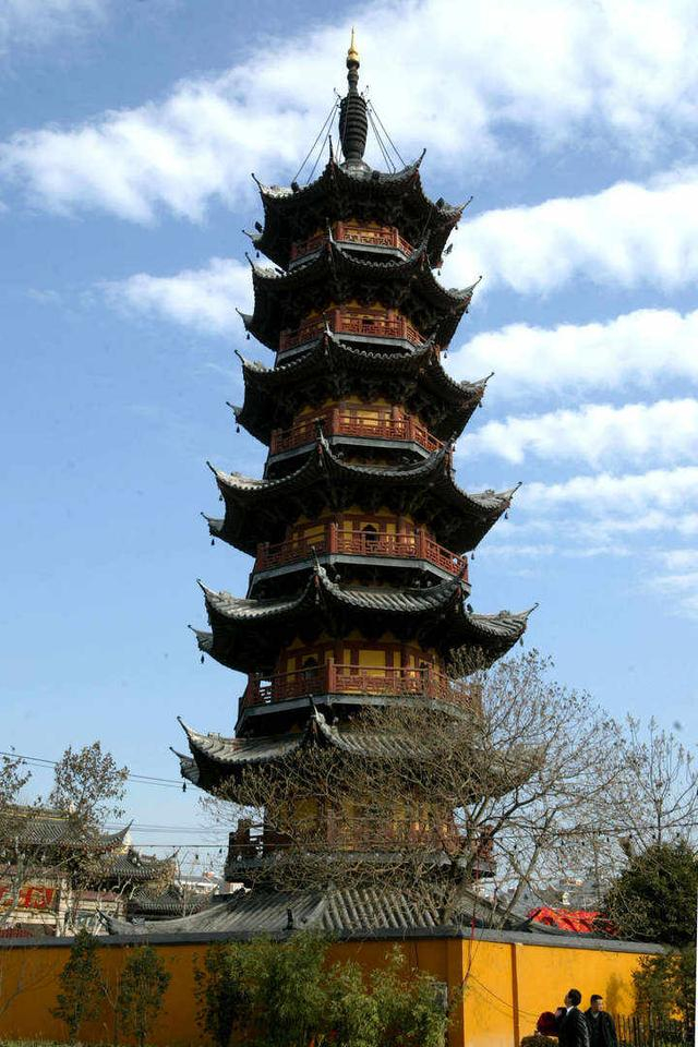 上海龙华塔图片来源：视觉中国