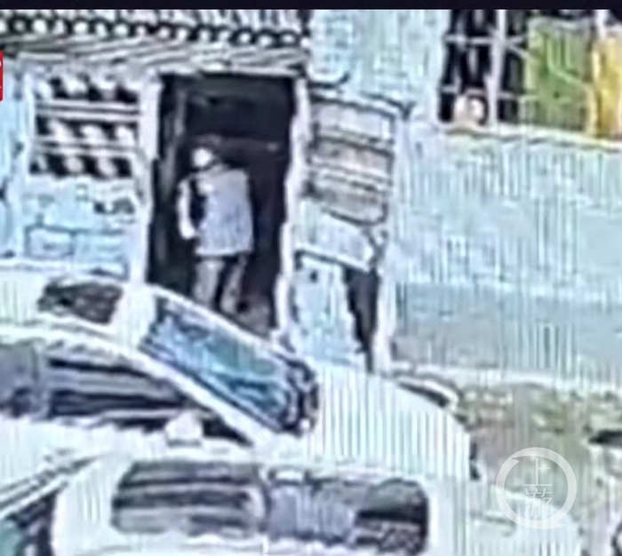 老人取快递视频截图