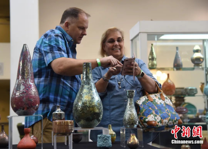2017年5月，美国洛杉矶举办一年一度的陶瓷艺术展。中新社记者  张朔 摄