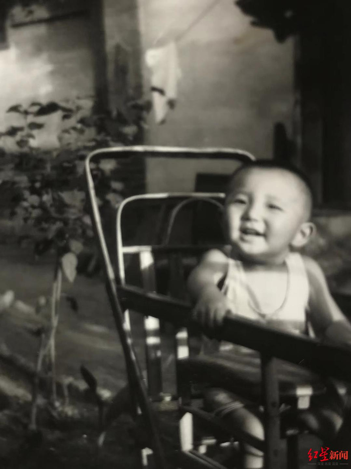 ↑黑建涛小时候。受访者供图