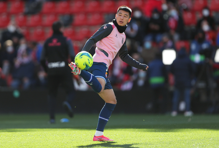 武磊只能自己热身。