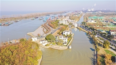 图为12月3日的里运河-高邮灌区头闸取水口，这是该灌区沿京杭大运河9个取水口之一。（无人机照片）谭倩 摄