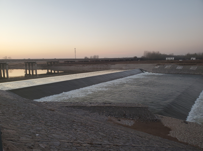 ↑据蓝天救援队队员介绍，12月1日的任务中，救援队发生侧翻是因为船只进入了滚水坝。“由于存在落差，滚水坝会产生巨大的漩涡吸力，人在其中很容易失去自控能力。”