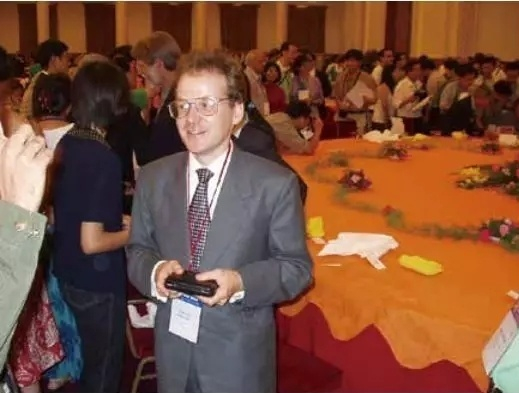 △洛朗 • 拉福格于2002年在人民大会堂获得菲尔兹奖