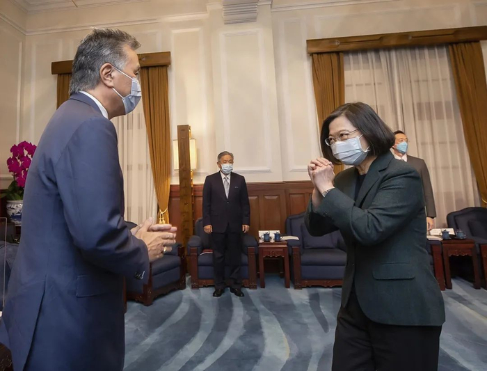 ▲2021年11月26日，蔡英文与窜访台湾的美国加州民主党众议员马克·高野见面。