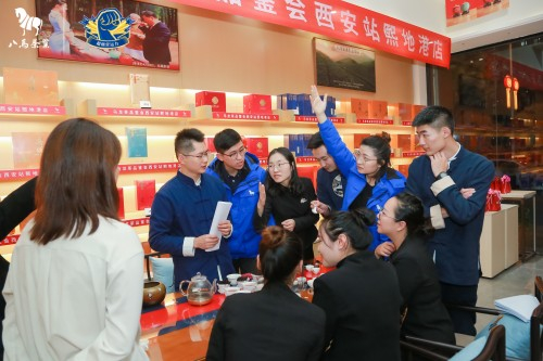  学员们在门店举办评茶活动结束后，认真复盘总结