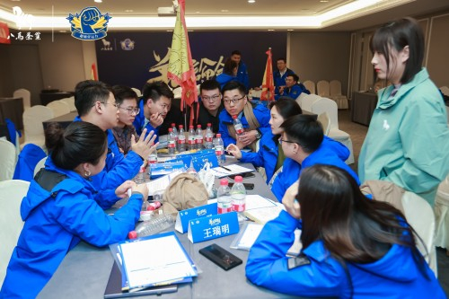 学员们总结复盘当日任务完成情况，提炼知识要点，规划分配明日任务