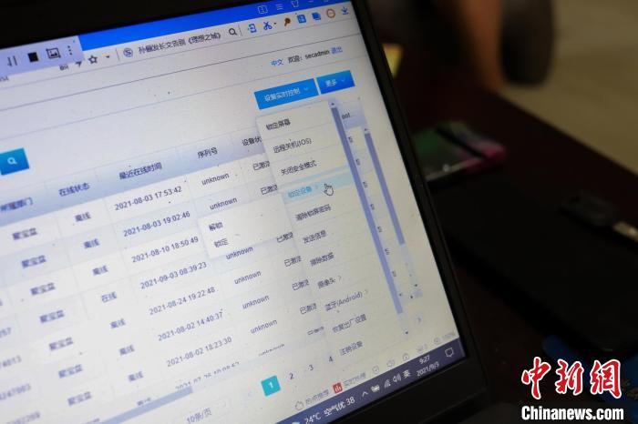 该团伙在以某品牌手机贷的名义，通过社交网络等渠道吸引客户，在客户不知情的情况下获得手机控制权。　上海警方供图