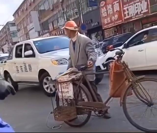 甘蔗被带走后老人留在原地痛哭。视频截图