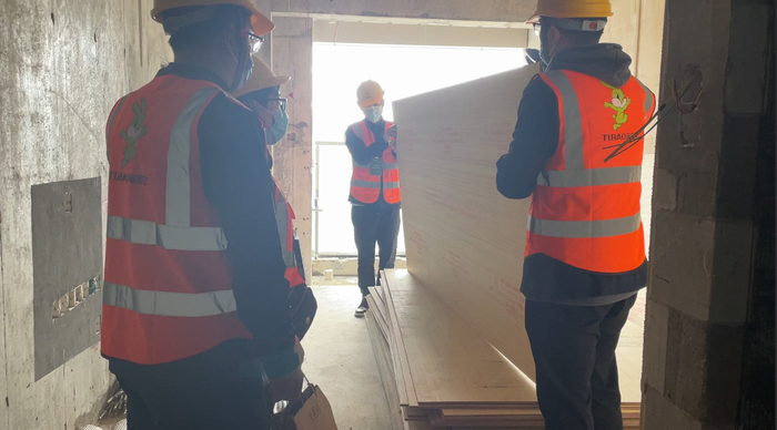 ▲现场随机抽取板材