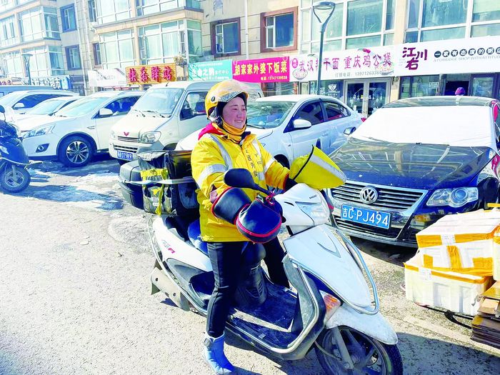     李妍忙着接单送餐。袁迪 摄