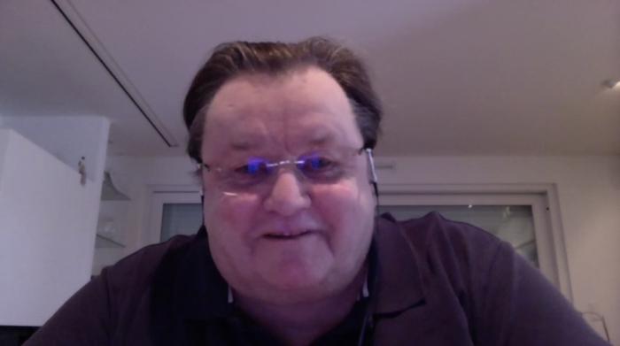 ↑理查德·戈弗雷接受红星新闻记者采访。