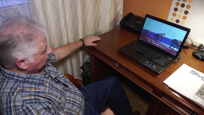 弗拉基米尔·沃罗比约夫观看由他创作的以北京冬奥会为主题的俄语歌曲《北京》。（视频截图）
