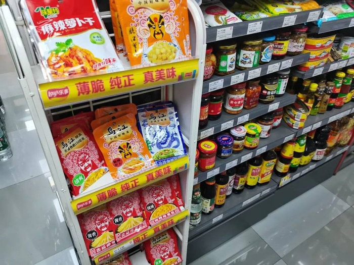 红色80克装的3元，黄色130克的萝卜丁4.5元