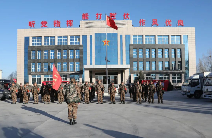 民兵接受点验。冯媛摄