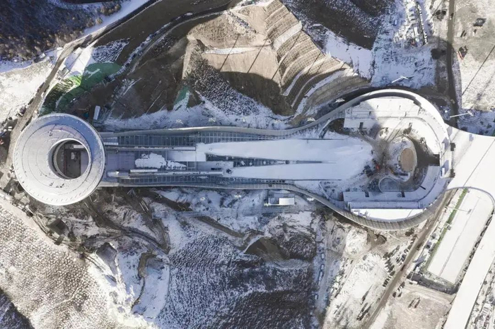 俯瞰国家跳台滑雪中心（图源：THAD清华建筑设计院）