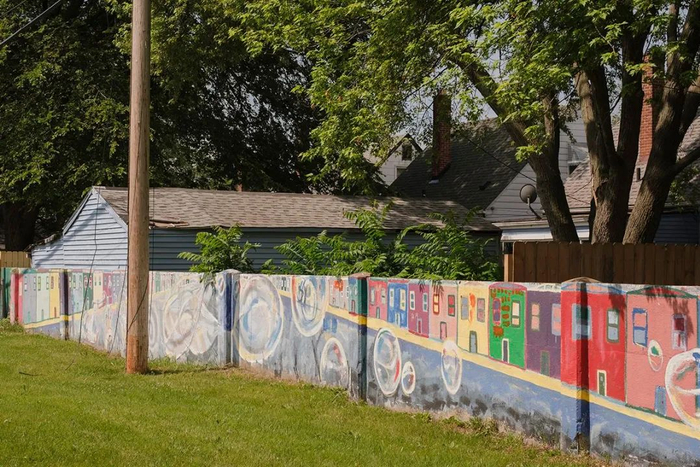 今日伯伍德大街“8英里墙”。（图片来源：NBC）