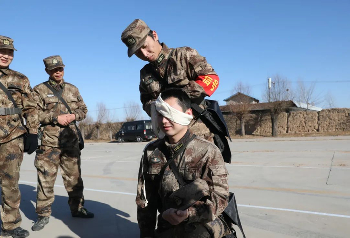 医疗救护训练。冯媛摄