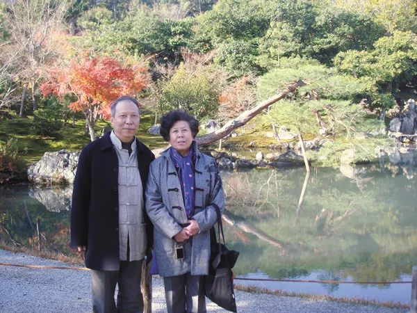 沈家煊与家人在一起。作者/供图