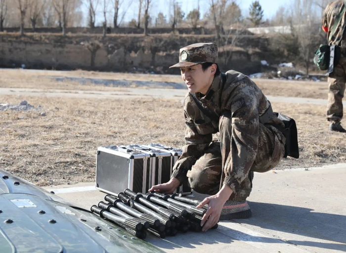 整理物资器材。冯媛摄