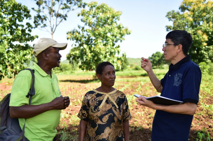 “小技术 大丰收”项目负责人李小云（右）与当地农业官员在调研农户情况。（中国农业大学国际发展与全球农业学院供图）