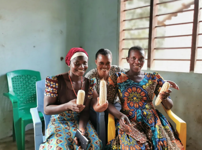 玉米大丰收，村民们喜笑颜开。（中国农业大学国际发展与全球农业学院供图）