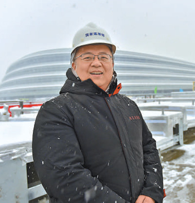 武晓南在国家速滑馆“冰丝带”建设工地上。国家速滑馆供图