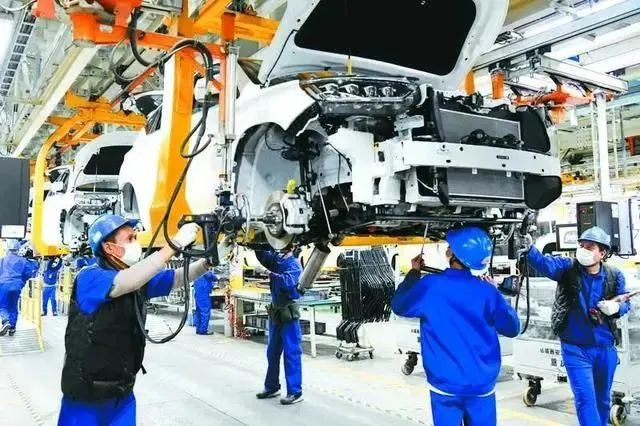 　　西安比亚迪草堂厂区乘用车总装车间图片来源：西安日报