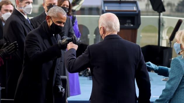 ↑拜登与奥巴马在典礼现场击拳