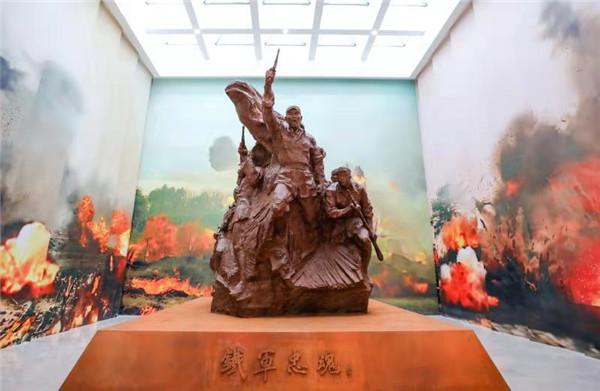 《铁军忠魂》雕塑揭幕。王亚洲 摄