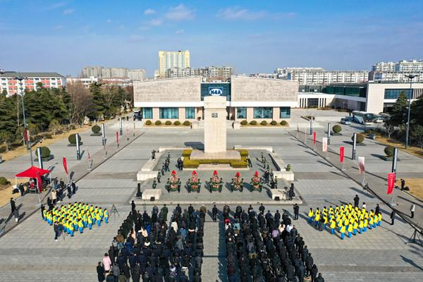 向新四军革命先烈敬献花篮。王亚洲 摄