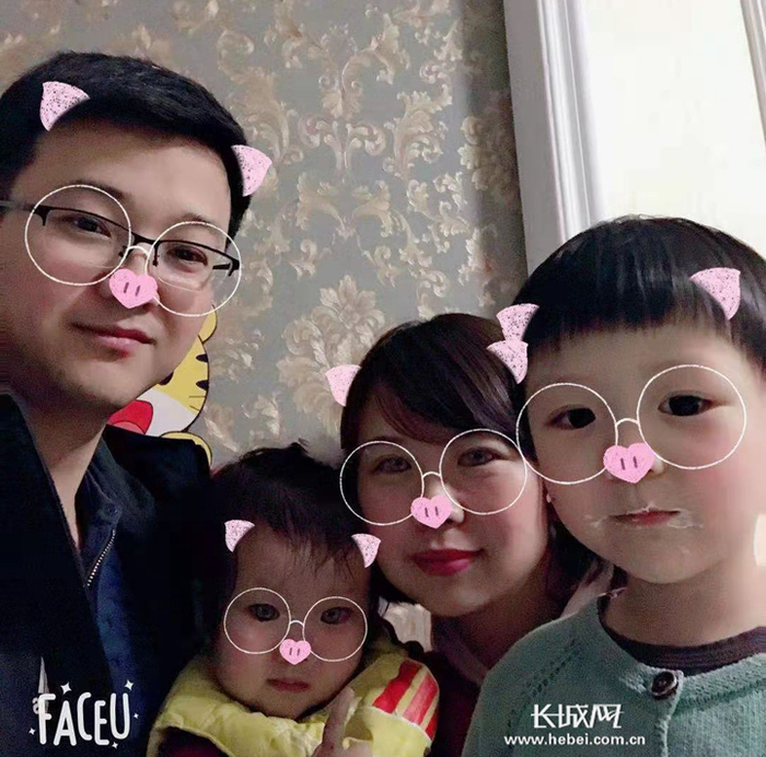 许建成一家四口的合照。许建成 供图