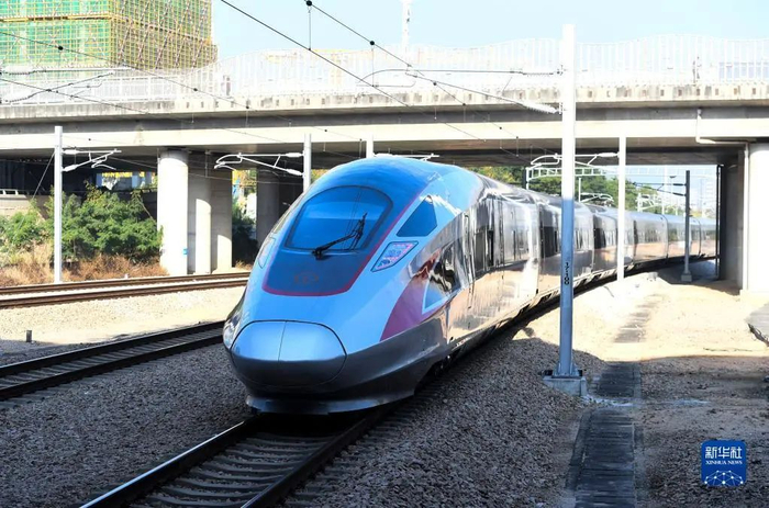 ▲12月10日，深圳北站开往南昌西站的首班列车从深圳北站出发。新华社记者 毛思倩 摄