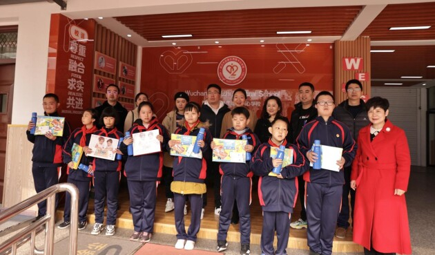 爱心企业和孩子们合影