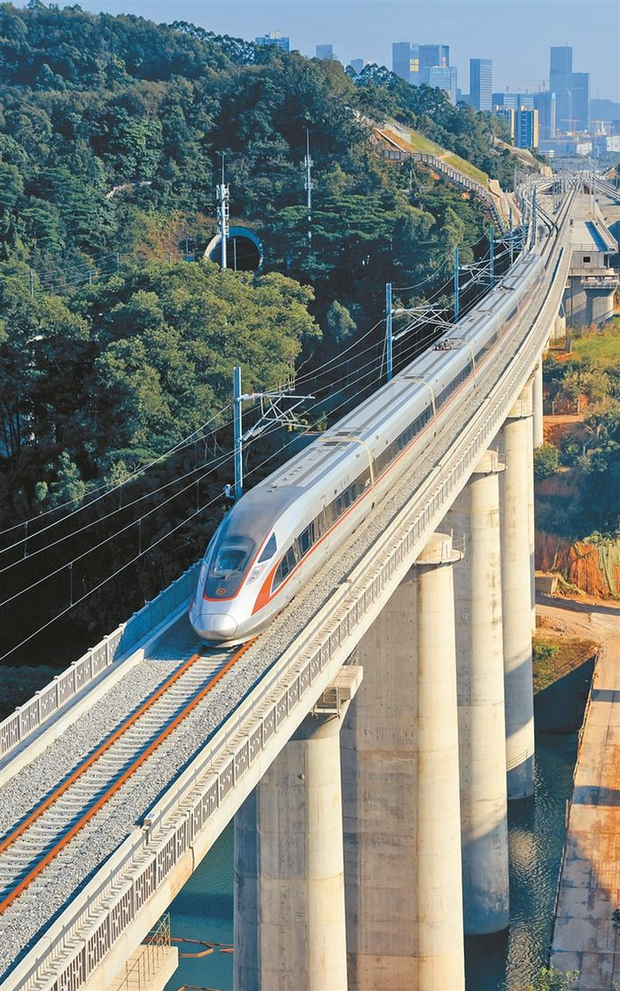 赣深高铁10日通车。图为试运行的“复兴号”动车。